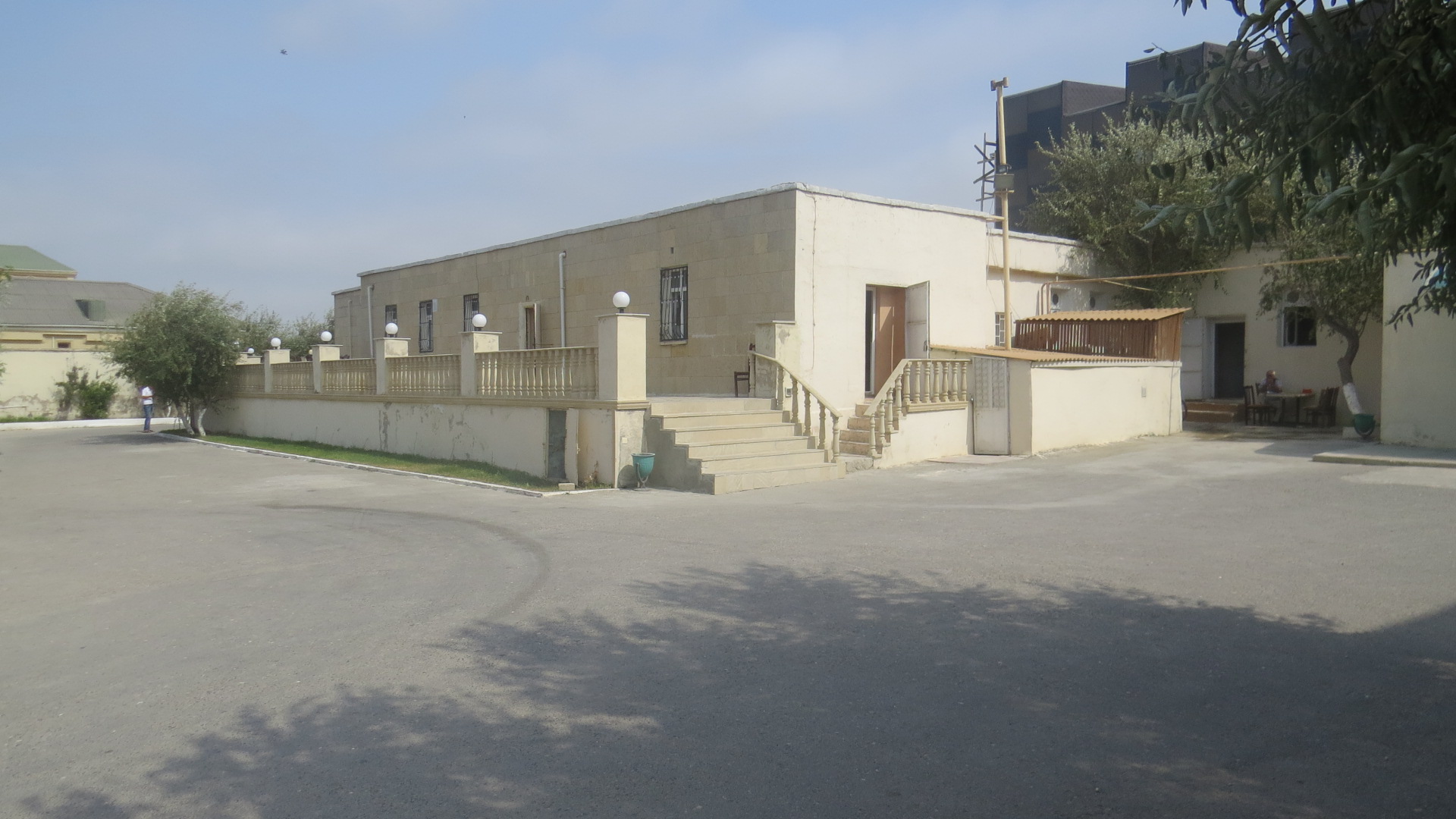 Ticarət obyektinə ilkin start qiymətindən 2 dəfə çox məbləğ təklif edildi  - FOTOLAR